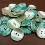 Bottone Madreperla Verde Burgos 2fori Set523 01 - MakaMaga