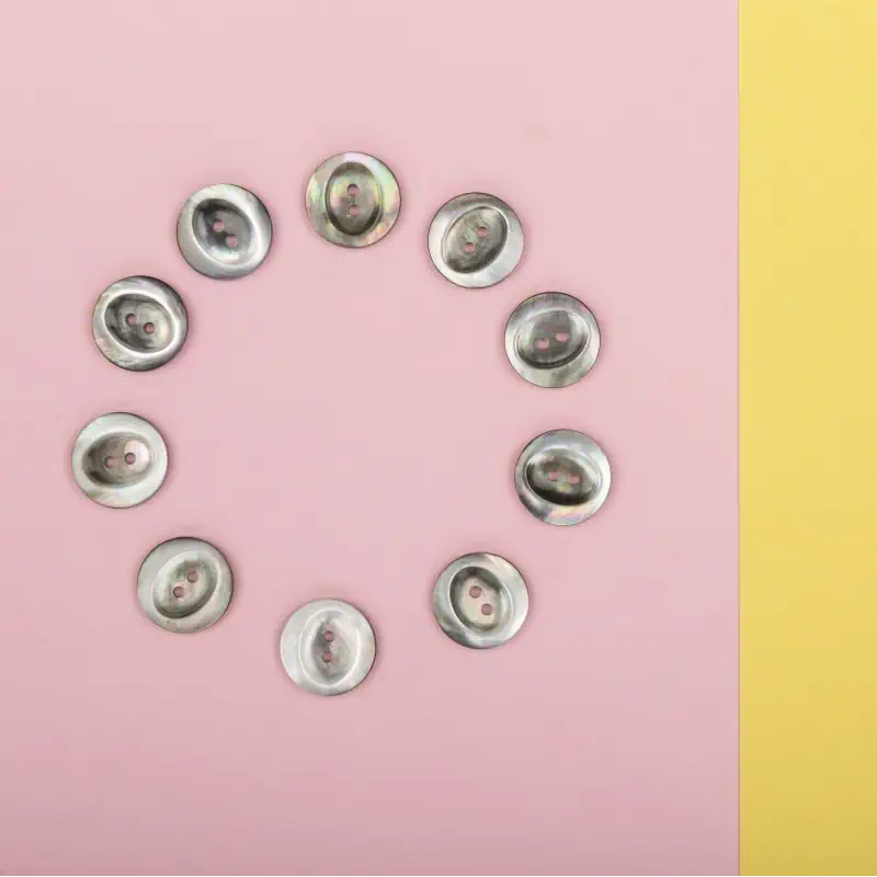 Bottone Madreperla Grigio Scavato 2fori Set271 02 - MakaMaga