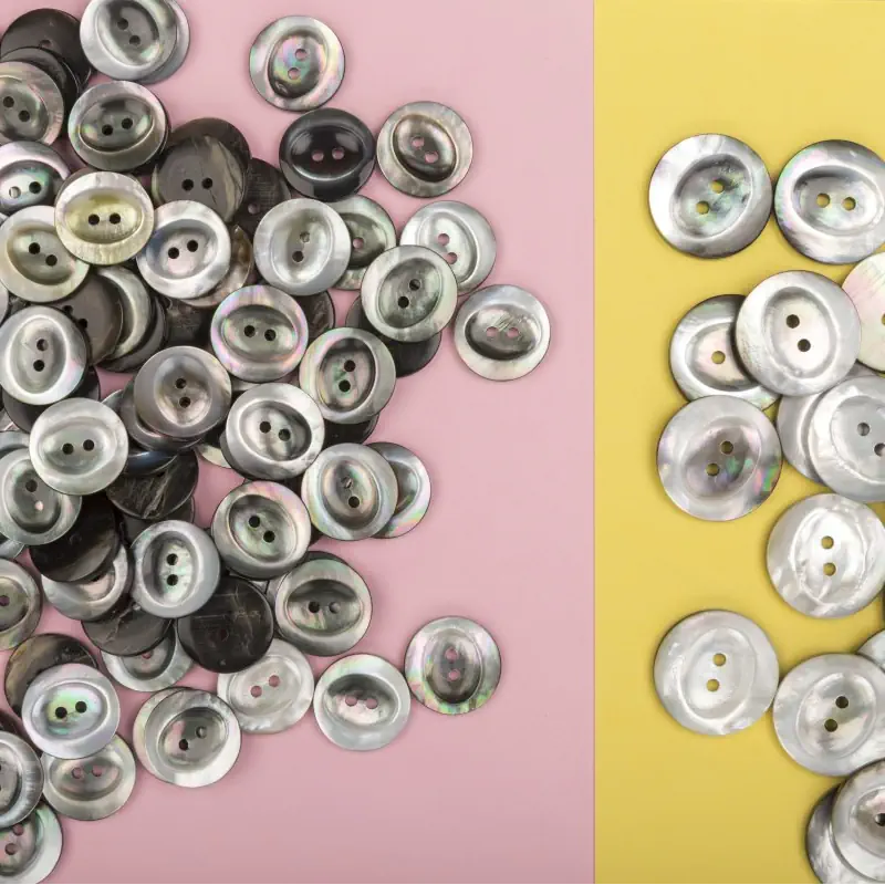 Bottone Madreperla Grigio Scavato 2fori Set271 03 - MakaMaga