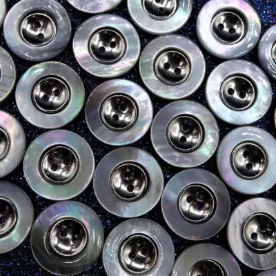 Bottone Madreperla Inserto Metallo Due Fori 01 - MakaMaga