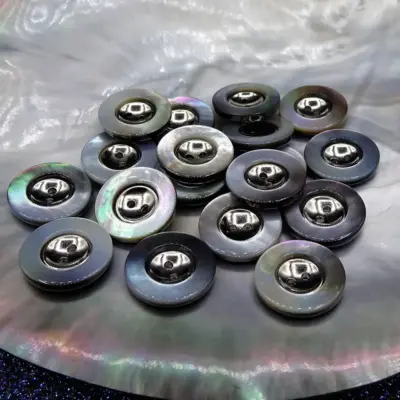 Bottone Madreperla Inserto Metallo Due Fori 06 - MakaMaga