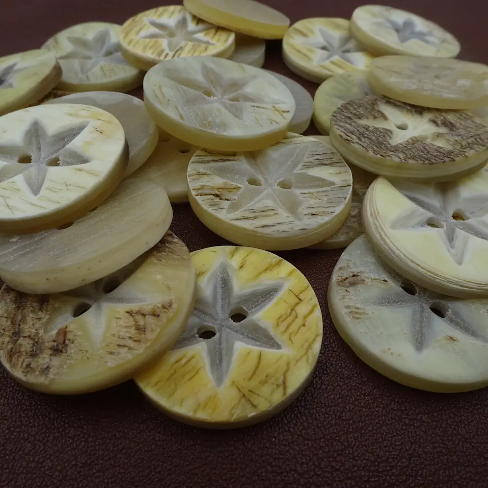 Bottone Vero Corno Lavorazione Stella Crema Set347 01 - MakaMaga