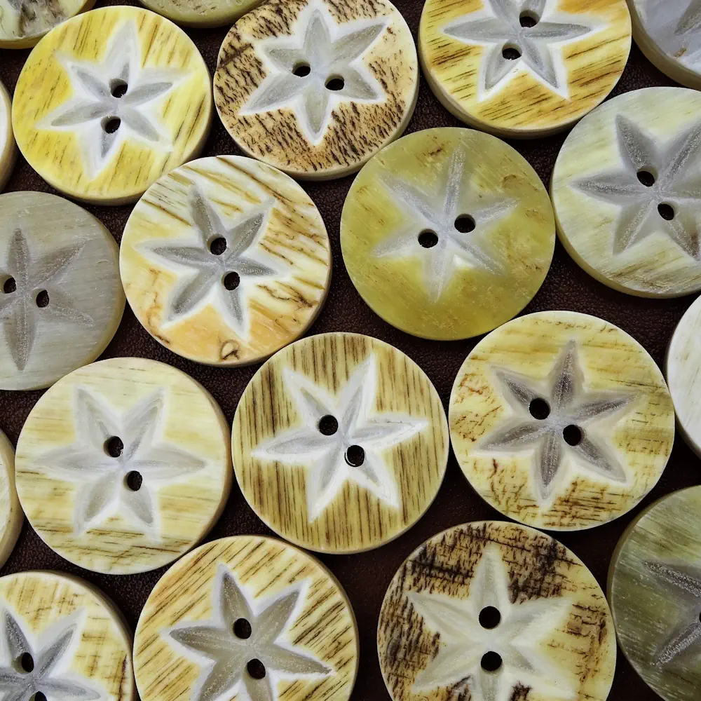 Bottone Vero Corno Lavorazione Stella Crema Set347 02 - MakaMaga