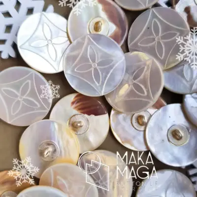 Bottone Madreperla Fiore Inciso Set579 03 - MakaMaga