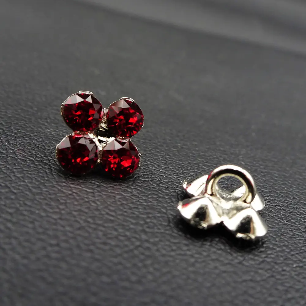 Bottone Swarovski Rosso Quadrato Set424 01 - MakaMaga