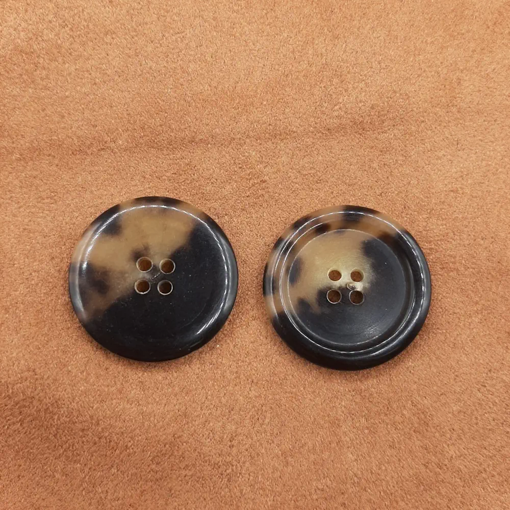 Bottone Corno Bordo 4fori Set474 01 - MakaMaga